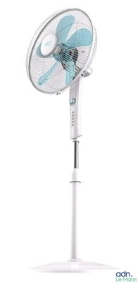a white pedestal fan with a blue blade on top of it