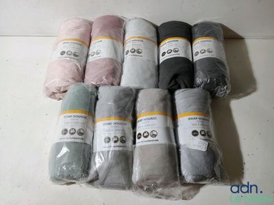 Plusieurs pelotes de laine sont emballées dans des sacs en plastique sur une table