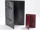 deux portefeuilles en cuir noir et rouge posés l'un à côté de l'autre sur une surface blanche