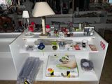 une table sur laquelle se trouvent une lampe et divers objets