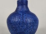 un vase bleu posé sur une table