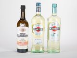 deux bouteilles de martini et une bouteille de vin blanc sur fond blanc