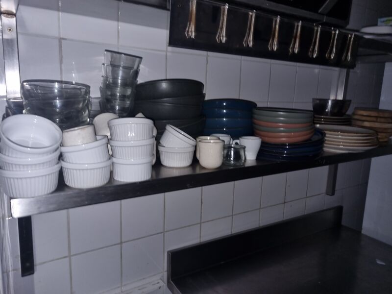 Lot de vaisselle, consommables, batterie de cuisine et bacs …