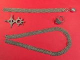 une chaîne en argent ornée d'une étoile, sur un fond rouge