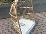 une chaise en osier posée au bord de la route