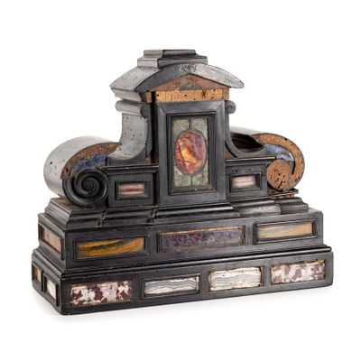 une horloge posée sur une table