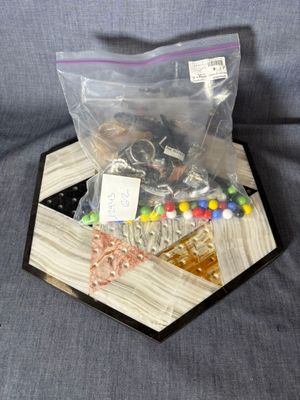 un sac contenant divers objets posé sur une table en bois