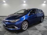 une Toyota Auris bleue garée sur un sol en carrelage à damier