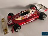une maquette de voiture de course posée sur une surface blanche