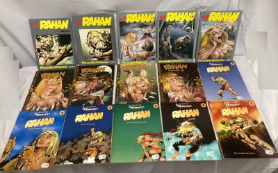 une pile de bandes dessinées posée sur une table