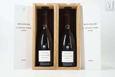 deux bouteilles de vin se trouvent dans une caisse en bois posée sur une surface blanche