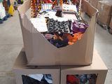 une boîte en carton contenant un certain nombre d'objets