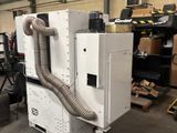 une machine qui se trouve à l'intérieur d'un bâtiment