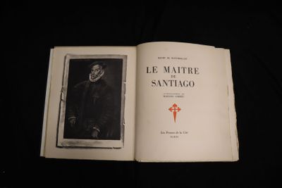 un livre ouvert sur lequel figure la photo en noir et blanc d'un homme
