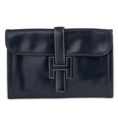 une photo d'une pochette en cuir noir ornée d'une croix sur le devant