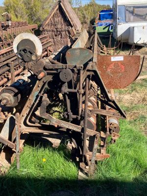 un tas de machines rouillées abandonnées dans l'herbe