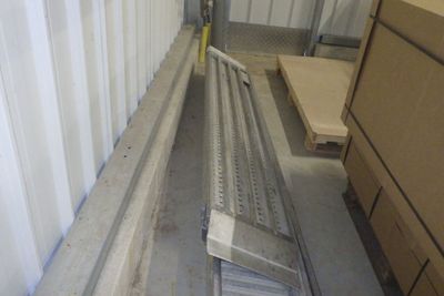 une photo d'une pièce où il y a beaucoup de cartons par terre