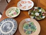 quatre assiettes posées sur une table, à côté d'un verre de vin