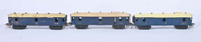 trois petits trains assis côte à côte sur une surface blanche