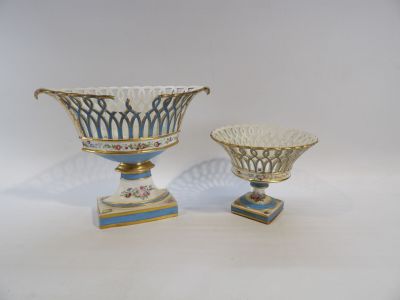 Lot de jardinière en porcelaine polychrome ajourée.