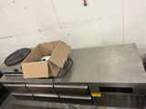 une boîte posée sur une table dans un entrepôt