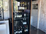 des bouteilles de vin sont exposées dans une vitrine d'un magasin de vins