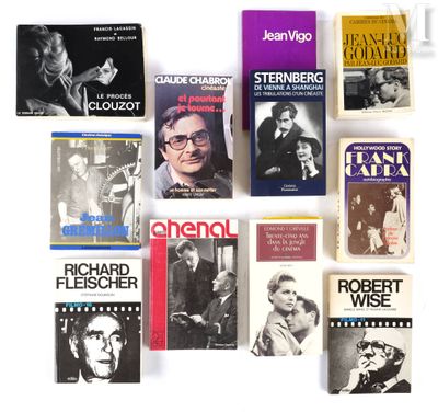 un grand nombre de livres posés sur une table