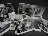 plusieurs photos en noir et blanc représentant un groupe de personnes assises à une table