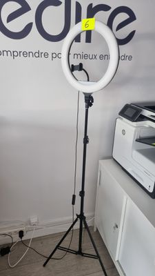 une lampe de caméra posée sur un trépied devant un mur