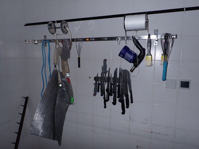 de nombreux outils accrochés au mur de la cuisine
