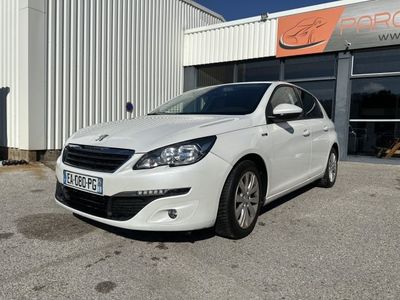 la voiture blanche est garée devant un bâtiment