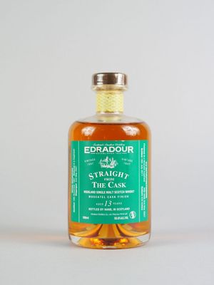 une bouteille de « Starlight », ce whisky en fût posé sur une surface blanche