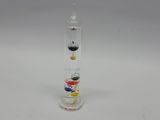 une image représentant un tube en verre rempli de billes de différentes couleurs