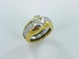 gros plan d'une bague en diamant sur une surface blanche