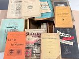 plusieurs livres qui se trouvent ensemble dans une boîte