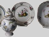 trois assiettes et un bol exposés sur une table