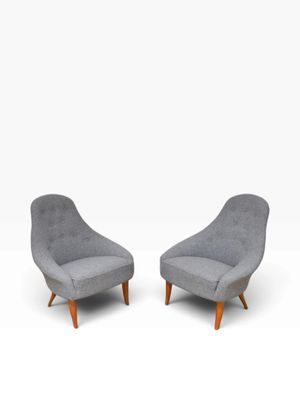une paire de chaises longues de style « person »