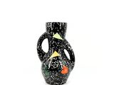 un vase noir et blanc orné d'un oiseau