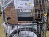 un chariot métallique contenant de nombreux objets