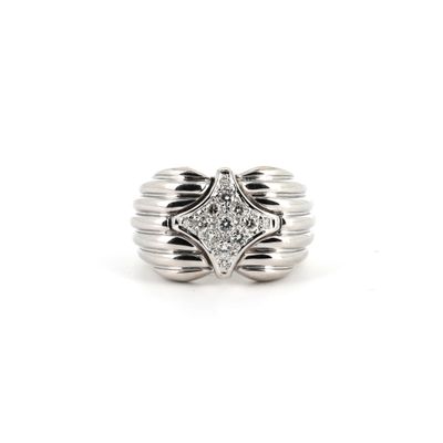 gros plan d'une bague en diamant sur fond blanc