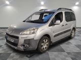 la petite camionnette argentée est garée sur un carrelage à carreaux