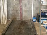 une photo d'un sol sale dans un garage