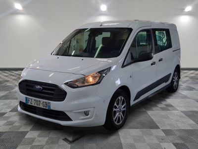 la camionnette blanche est garée sur le sol en damier d'un garage