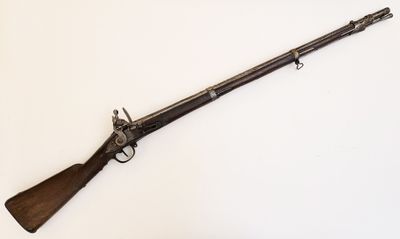 un vieux fusil avec une poignée en bois sur fond blanc