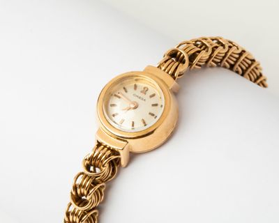 une image d'un gros plan d'une montre-bracelet sur une surface blanche