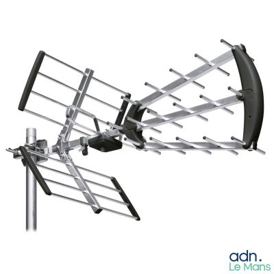 un gros plan d'une antenne de télévision fixée sur un mât, sur fond blanc