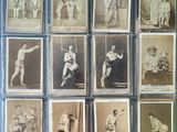 une vieille photo montrant une pile de cartes de baseball posées sur une table