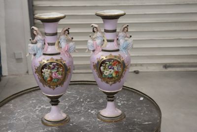 deux vases posés sur une table dans une pièce
