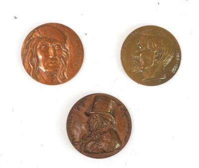 trois types différents de pièces de bronze sur un fond blanc