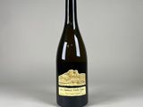 l'image d'une bouteille de vin posée sur une table